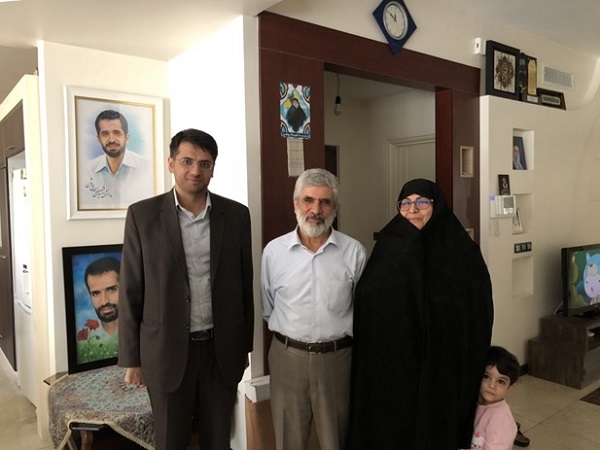 ديدار و تجليل از خانواده محترم شهید هسته ای مصطفی احمدی روشن توسط ریاست آموزشكده سما انديشه